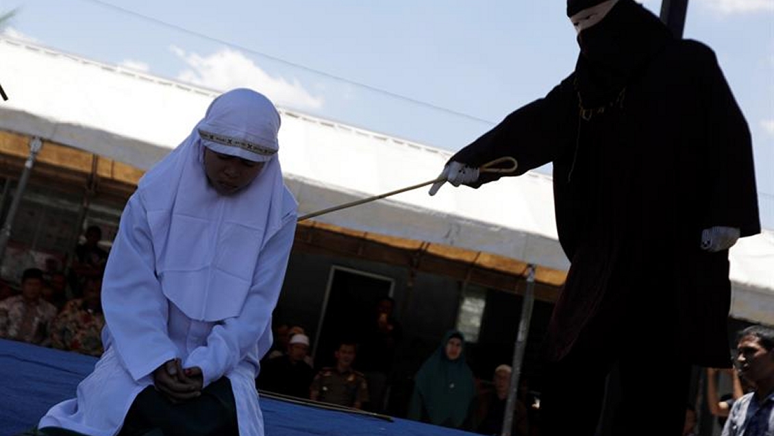 Pareja indonesia recibe 24 azotes por verse a solas sin estar casados
