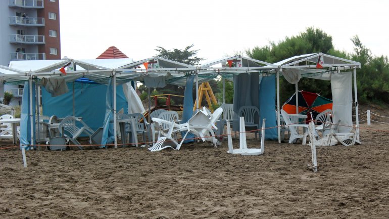 Tres muertos y 22 heridos por la ca&iacute;da de un rayo en un parador de Villa Gesell