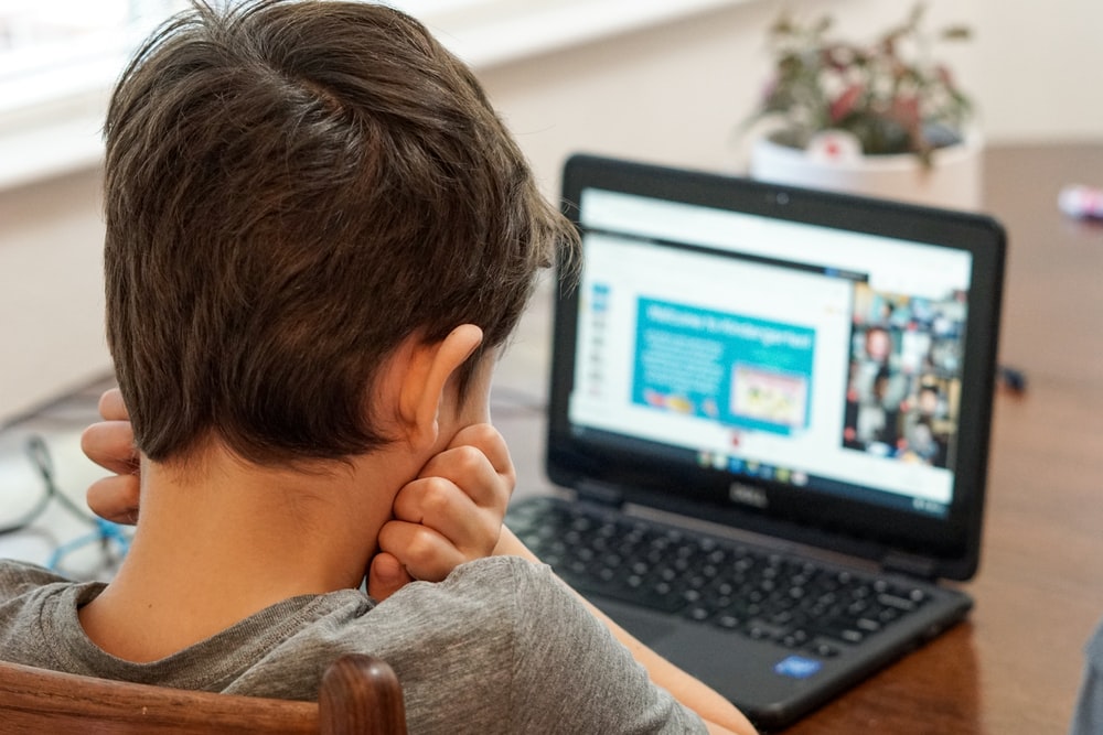 Dec&aacute;logo de ciberseguridad para los ni&ntilde;os cuando estudian desde casa o en el colegio