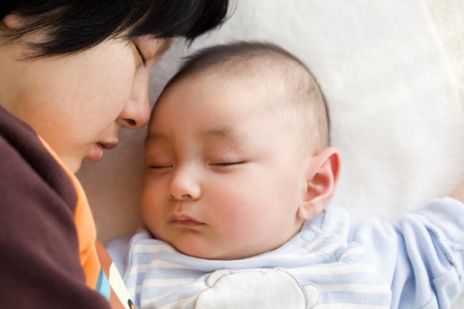 En pa&iacute;ses donde los beb&eacute;s siempre han dormido con sus padres apenas saben qu&eacute; es la muerte s&uacute;bita