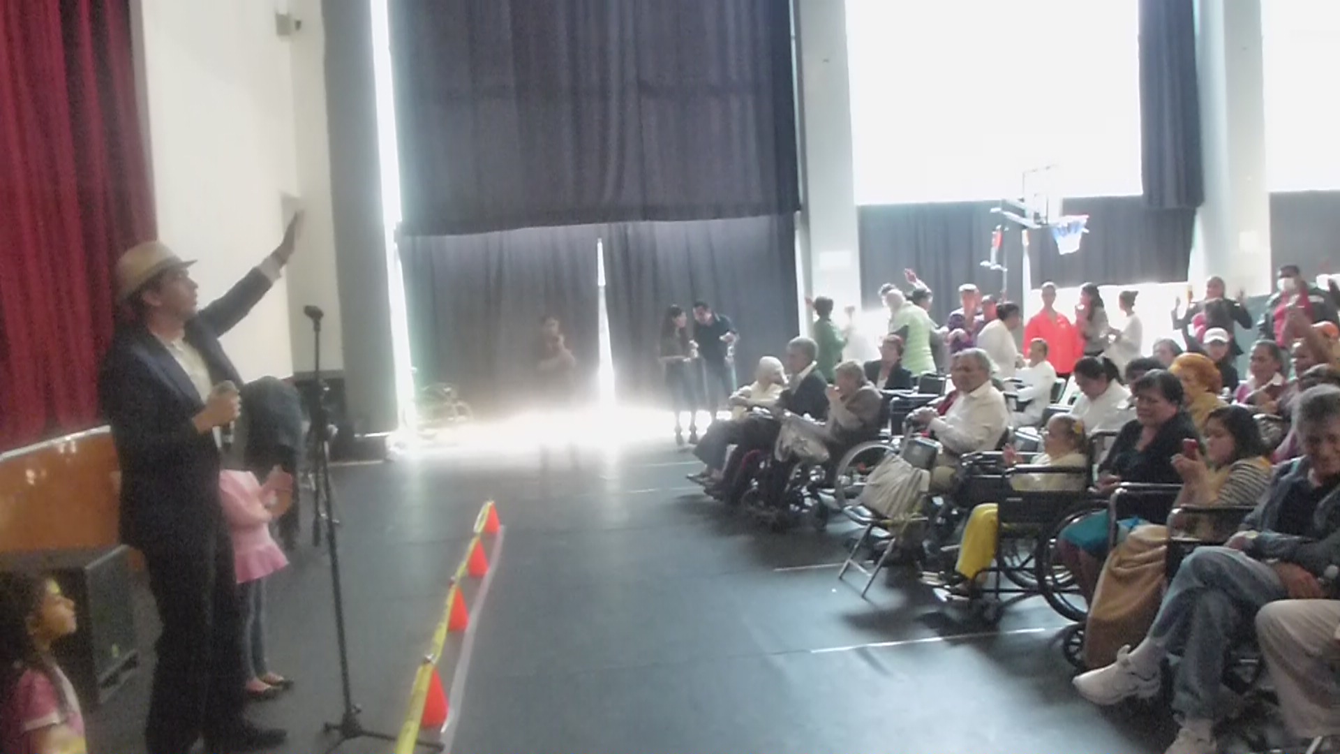 SERGIO ALBERTO SE PRESENTA EN EL COLEGIO EL ROBLE,CANTANDO A NI&Ntilde;OS CON CANCER Y 3RA EDAD