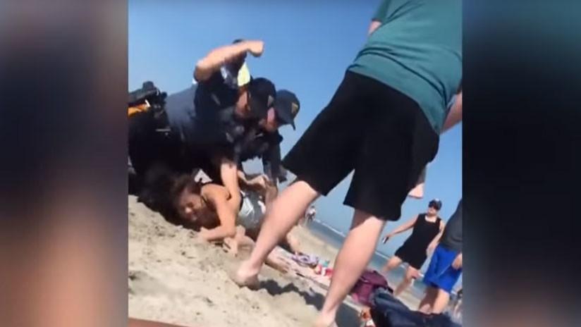 V&iacute;deo de un policia golpeando en la cabeza a una joven causa indignaci&oacute;n en redes sociales