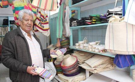 Don Antonio, el se&ntilde;or de las alpargatas, en el mercado de El Potrerillo en Pasto