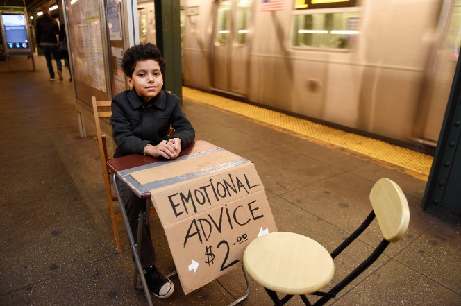 La conmovedora historia de un ni&ntilde;o que ofrece 'terapia emocional' por 2 d&oacute;lares en el metro: 