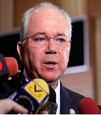 Ministro de Econom&iacute;a de Maduro confirma que aumentar&aacute; la gasolina m&aacute;s de un 2.600%