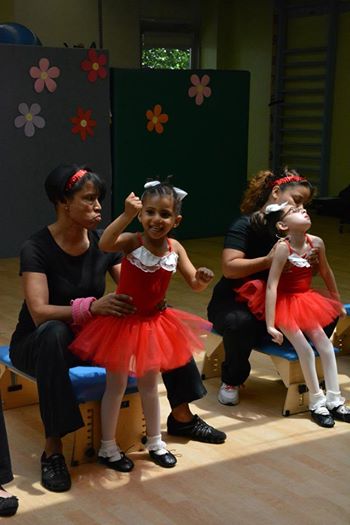 Bailarinas con discapacidad sorprenden a sus madres en una emotiva presentaci&oacute;n de baile