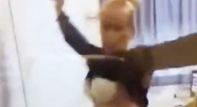 Una profesora italiana ense&ntilde;a los pechos a sus alumnos en clase