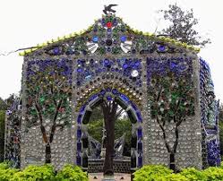 UN PORTICO CON BOTELLAS RECICLADAS
