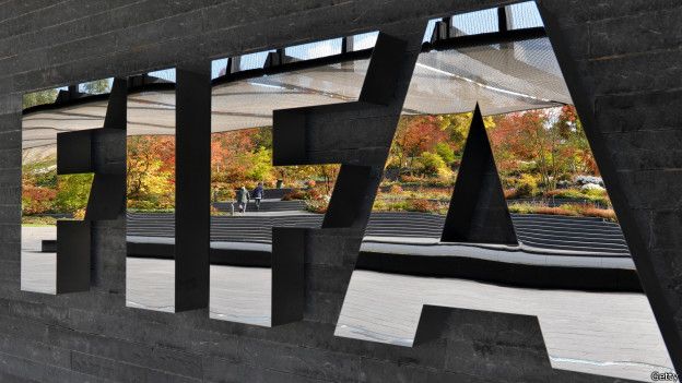Esc&aacute;ndalo en la FIFA: &iquest;Por qu&eacute; renunci&oacute; su presidente?