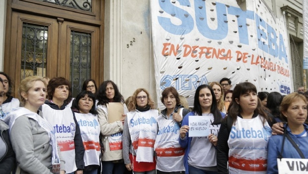 Docentes denuncian que siguen los descuentos por los paros y reclaman devoluci&oacute;n