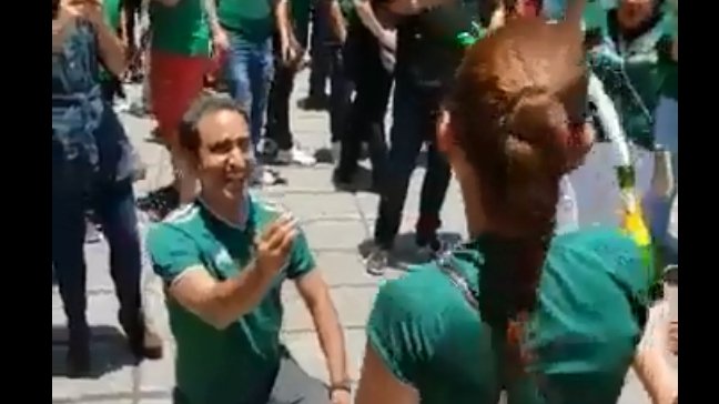 Hincha mexicano pide matrimonio a su novia en plena celebraci&oacute;n de victoria
