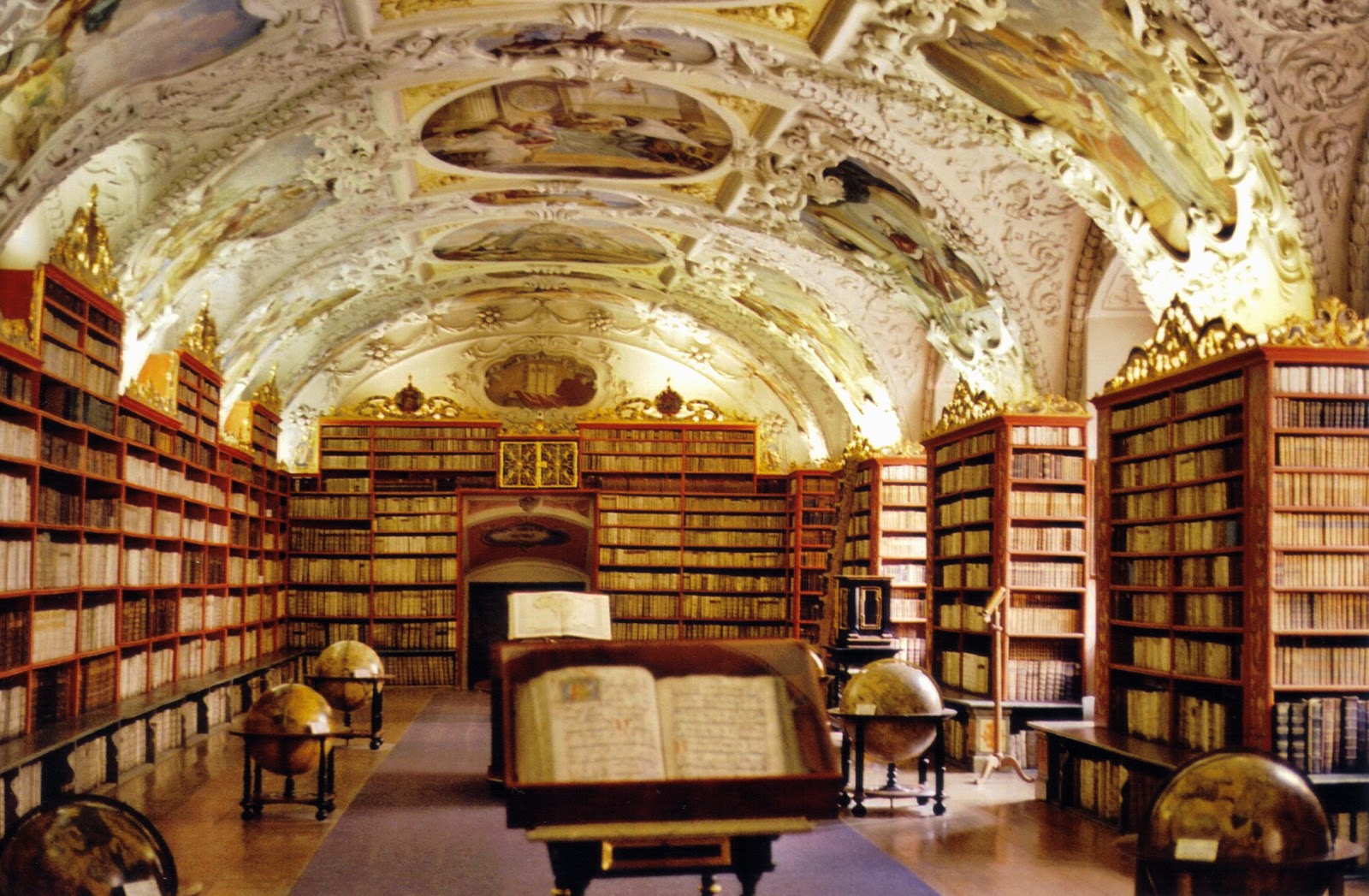 &iexcl;Impresionante! Descubren una biblioteca nazi de Praga de ocultismo, magia negra y brujer&iacute;a