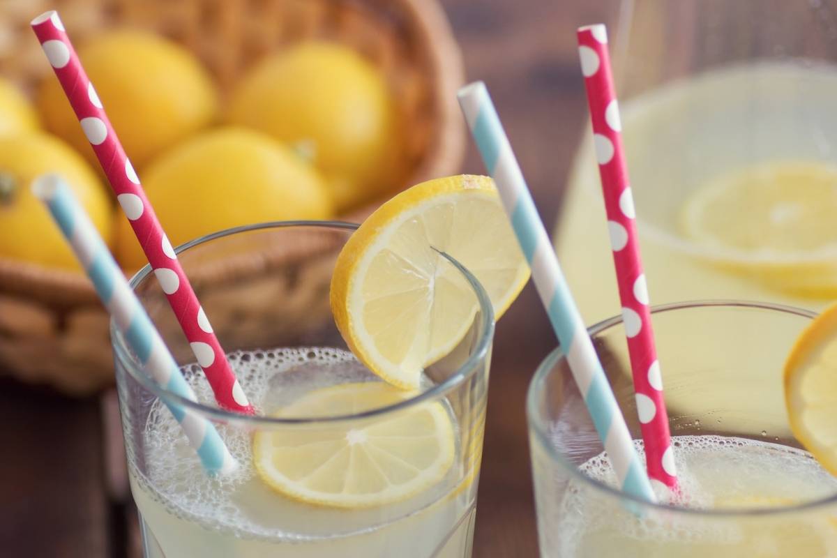 A 5 years-old girl ticketed for selling lemonade and her father responds with a huge campaign 