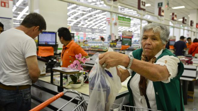 &iquest;Qu&eacute; pa&iacute;ses tienen la canasta b&aacute;sica m&aacute;s cara (y barata) en Am&eacute;rica Latina?