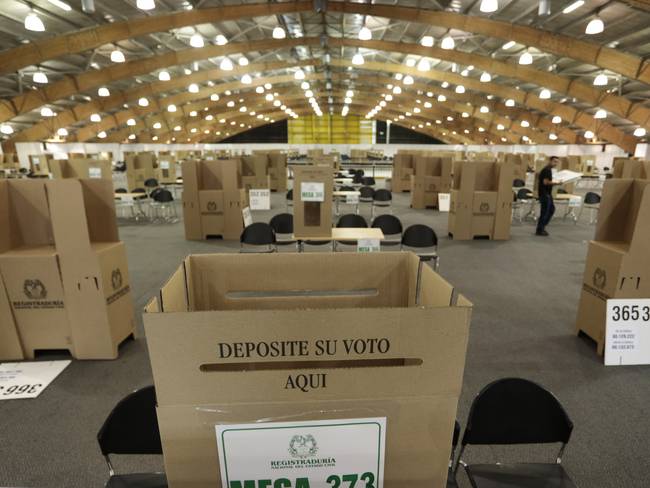  LA DEMOCRACIA COLOMBIANA EN VILO