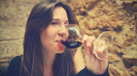 Beber una copa de vino te har&aacute; ver m&aacute;s atractiva