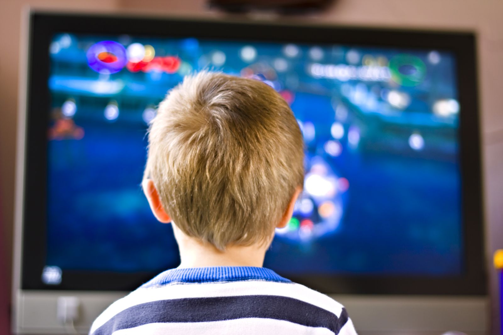 Psic&oacute;loga afirma que los ni&ntilde;os no deben ver televisi&oacute;n hasta los 7 a&ntilde;os. Aqu&iacute; las consecuencias