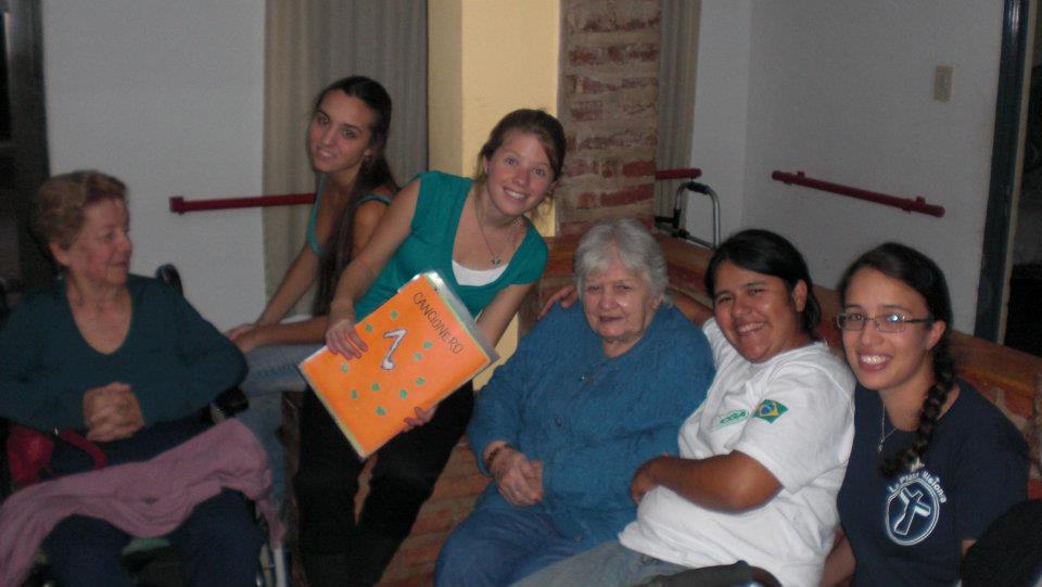 Convocatoria a j&oacute;venes a visitar un asilo