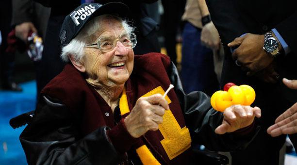 Monja casi centenaria aficionada al baloncesto inspira camisetas y mu&ntilde;ecos