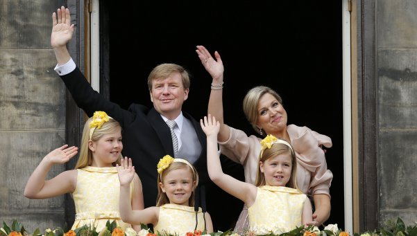 El momento en que M&aacute;xima y Guillermo saludaron desde el balc&oacute;n