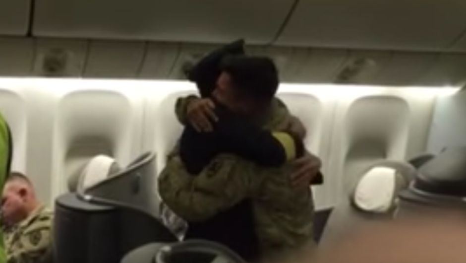 Padre sorprende a su hijo soldado en el vuelo de regreso a casa