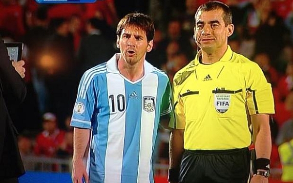 Se sac&oacute; una foto con Lionel Messi y hoy es un ex &aacute;rbitro