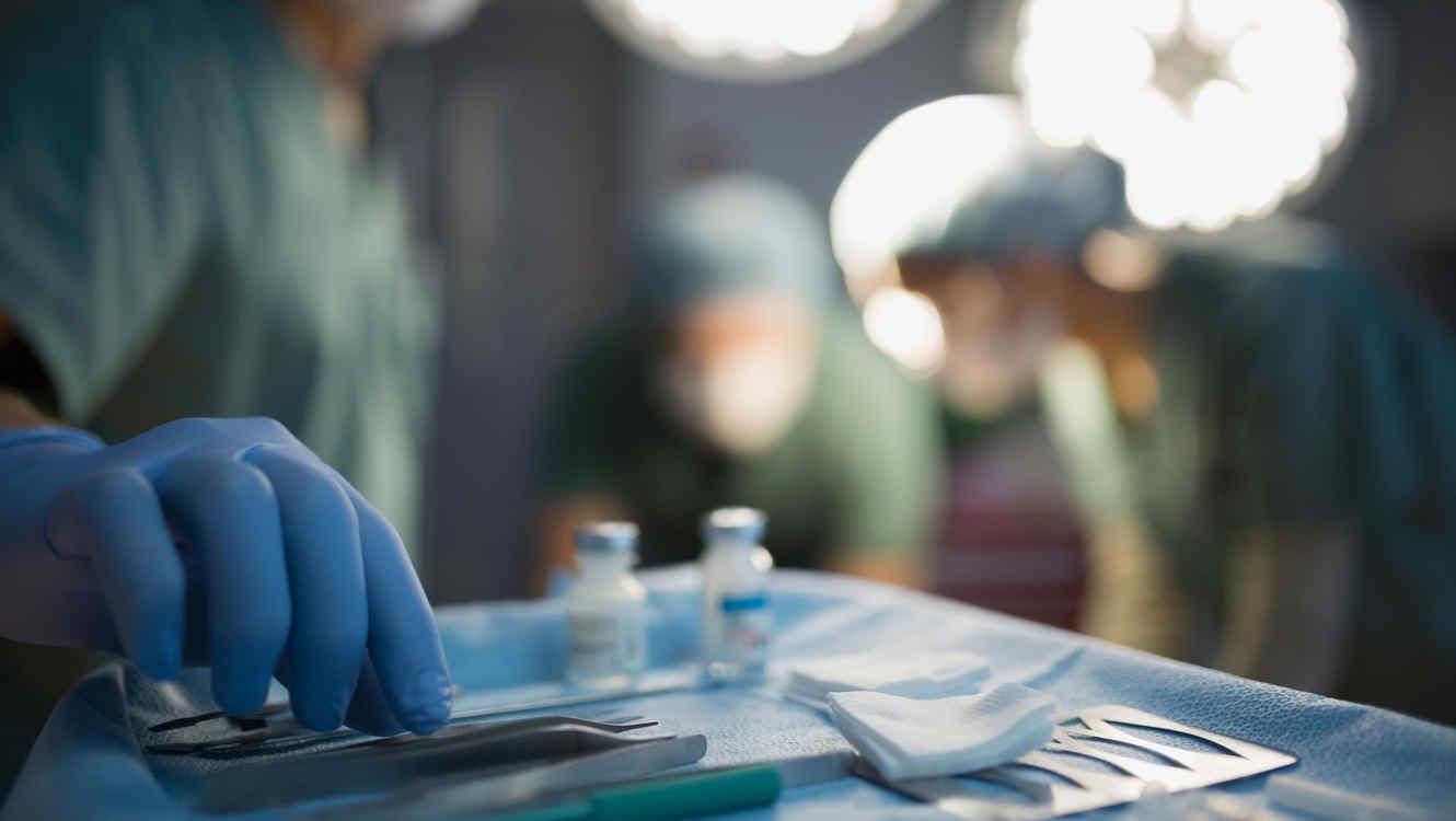 En medio de cirug&iacute;a, m&eacute;dicos abren por error el cerebro de un paciente
