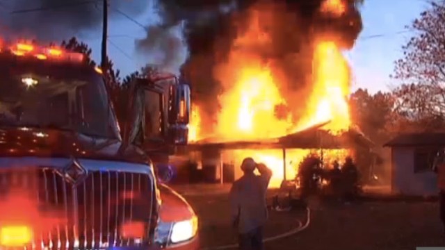 Una mujer quiso quemar una serpiente y termin&oacute; incendiando su casa