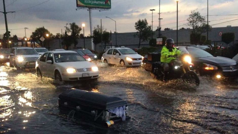 &iexcl;Escalofriante! Un ata&uacute;d 'navegaba' por las calles de la Ciudad de M&eacute;xico