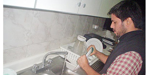 Qu&eacute; porcentaje de hombres lava los platos o tiende la cama