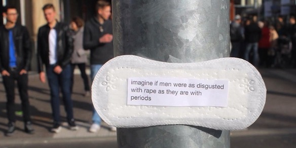  Chica pega por la calles de su ciudad compresas con mensajes para luchar contra la violaci&oacute;n