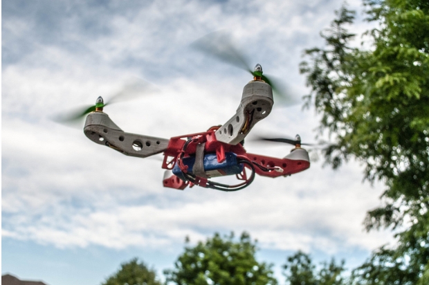 Con drones, Facebook llevar&iacute;a internet a zonas lejanas