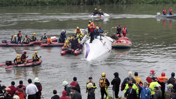 Impresionante video: as&iacute; se estrell&oacute; el avi&oacute;n de TransAsia en Taiw&aacute;n