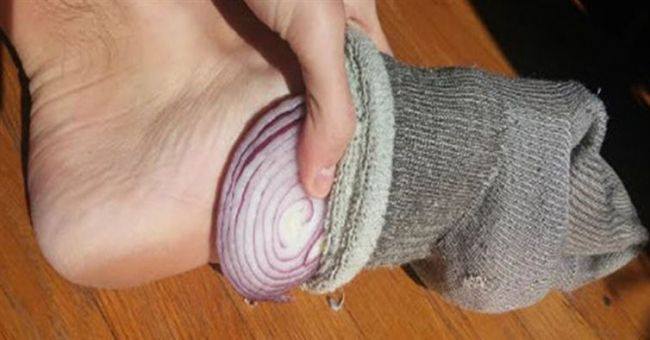 Tom&oacute; un calcet&iacute;n y una cebolla. Lo que pas&oacute; despu&eacute;s tuvo este efecto en su cuerpo