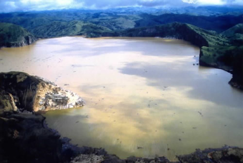El lago que explot&oacute; y mat&oacute; a 1.700 personas 