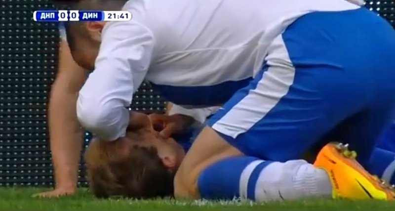 La imagen que le ha dado la vuelta al mundo: Un futbolista salva la vida de un oponente