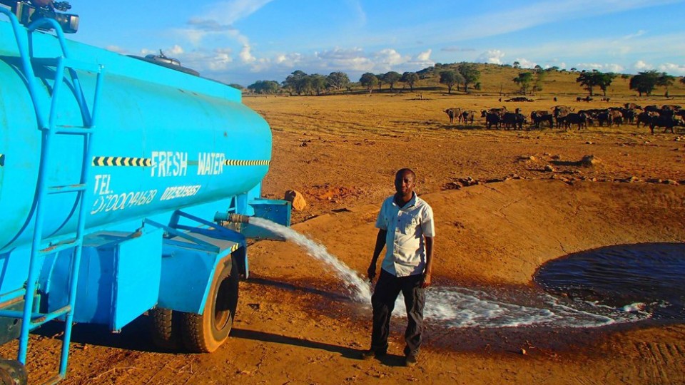 Este hombre conduce varios kil&oacute;metros al d&iacute;a para llevar agua a animales salvajes