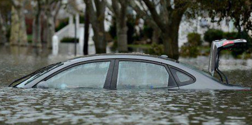 C&oacute;mo proceder con un auto inundado