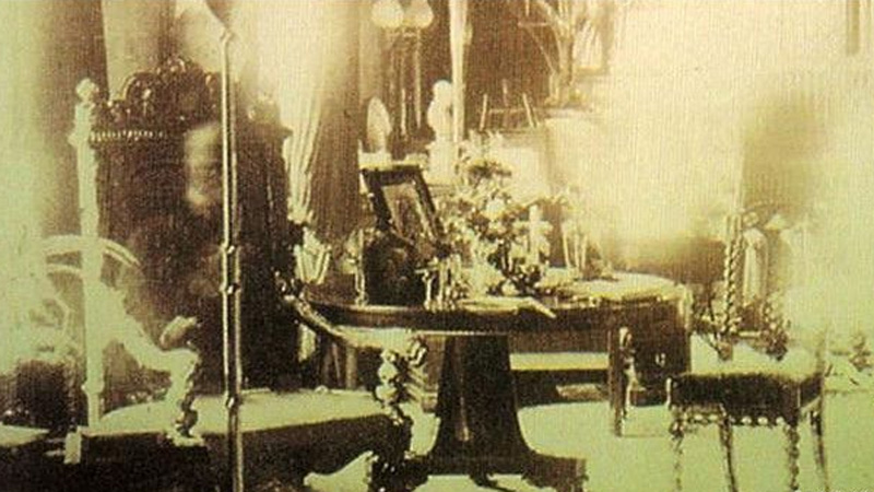 Photograph of spirits: reality or fraud?