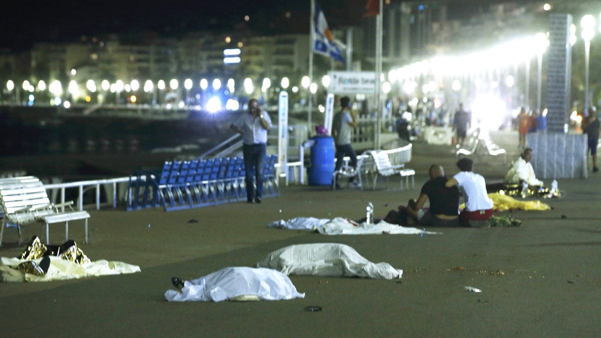 Minuto a minuto: Un cami&oacute;n arrolla y mata a decenas de personas en Niza, Francia