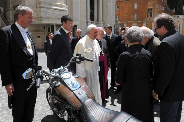 Francisco subastar&aacute; su Harley Davidson para ayudar a C&aacute;ritas
