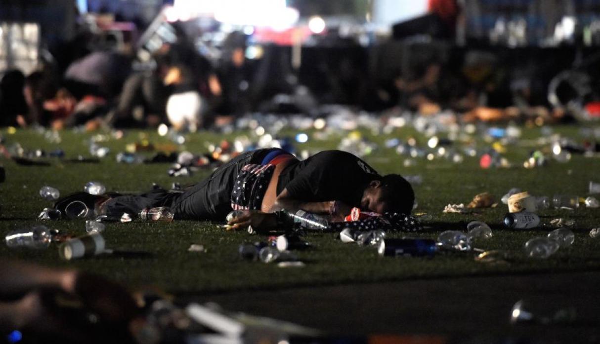 Survivor of the Las Vegas shooting held the hands of a dying man and stays by his side for hours 