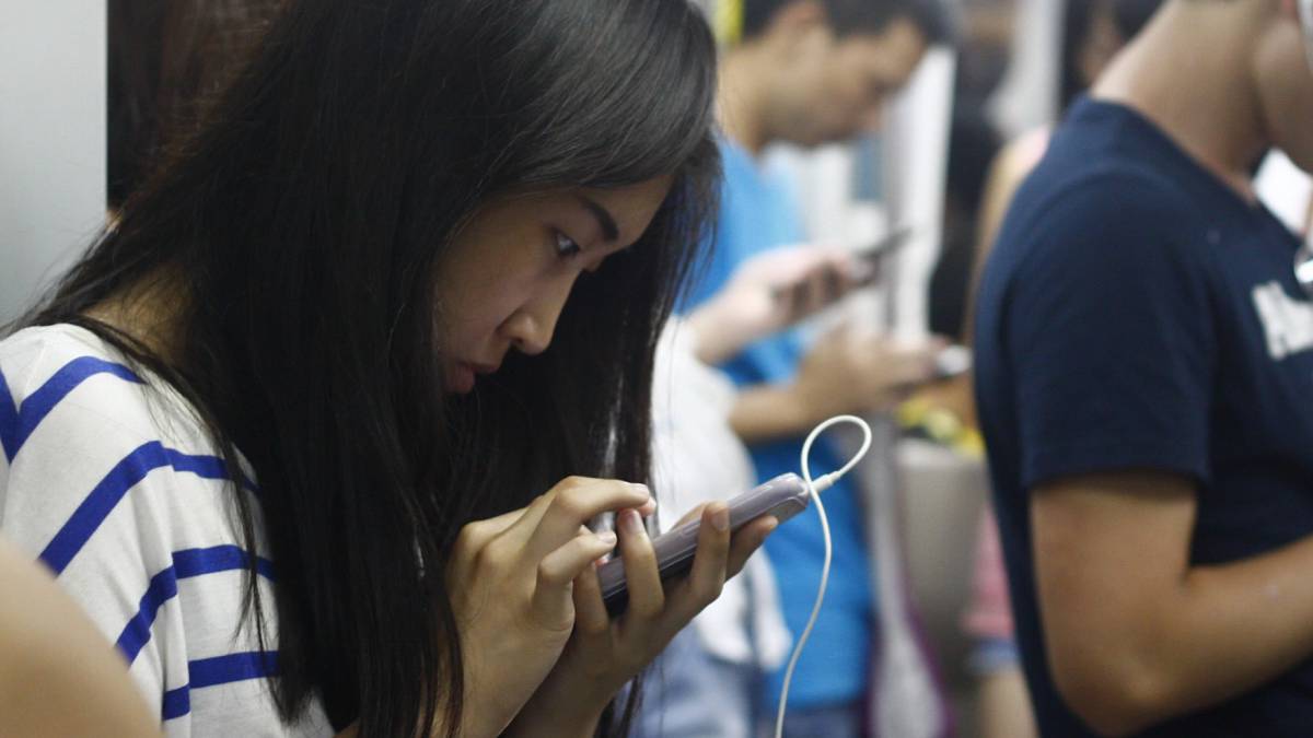 A woman ended up partially blind for spending a whole day playing on her phone