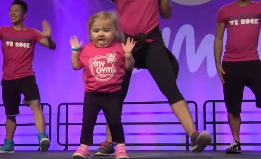 Una nena de 5 a&ntilde;os sorprende bailando zumba