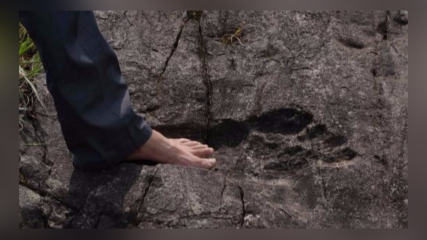 Hallan huellas humanas gigantes fosilizadas en China: